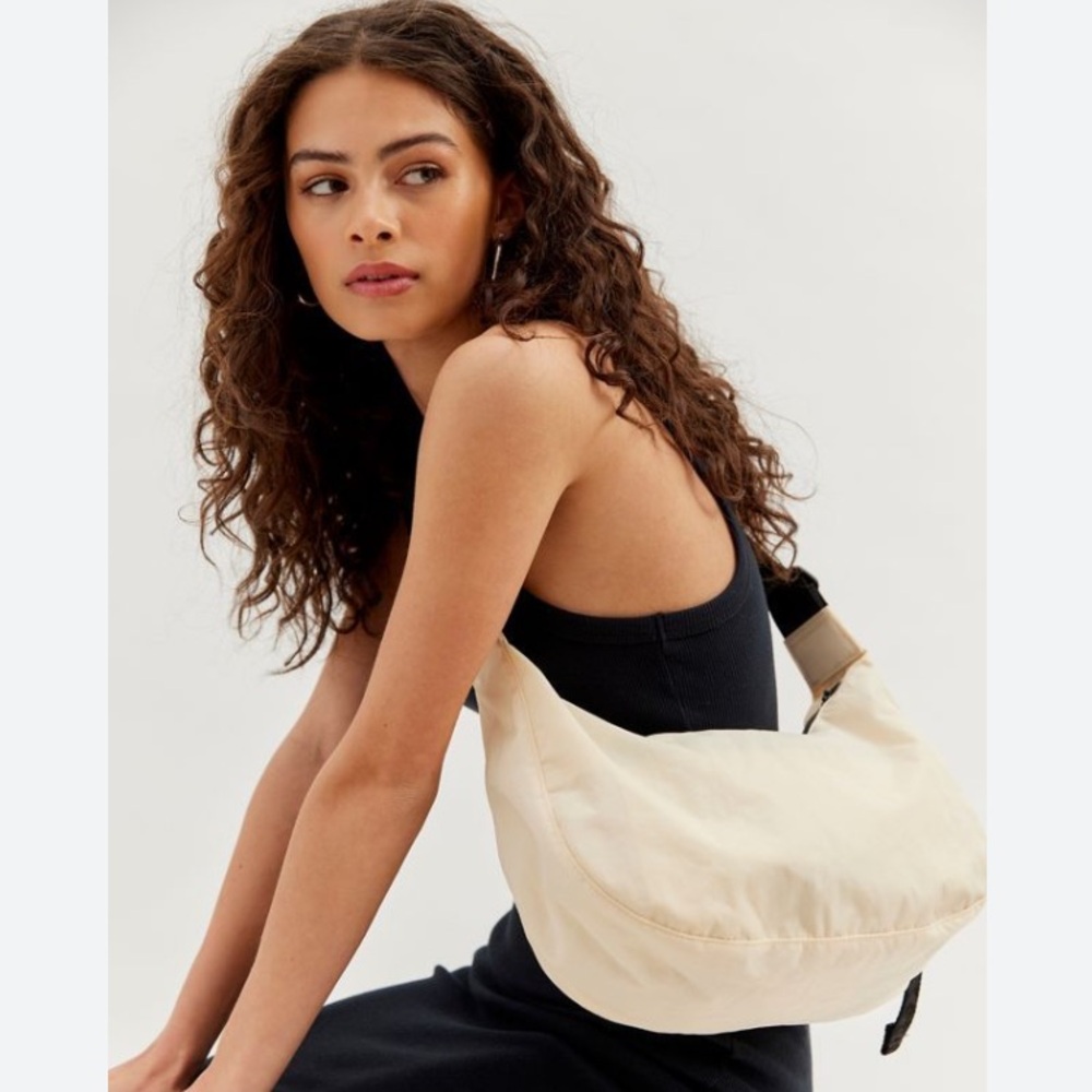 BAGGU Cream Medium Crescent Bag